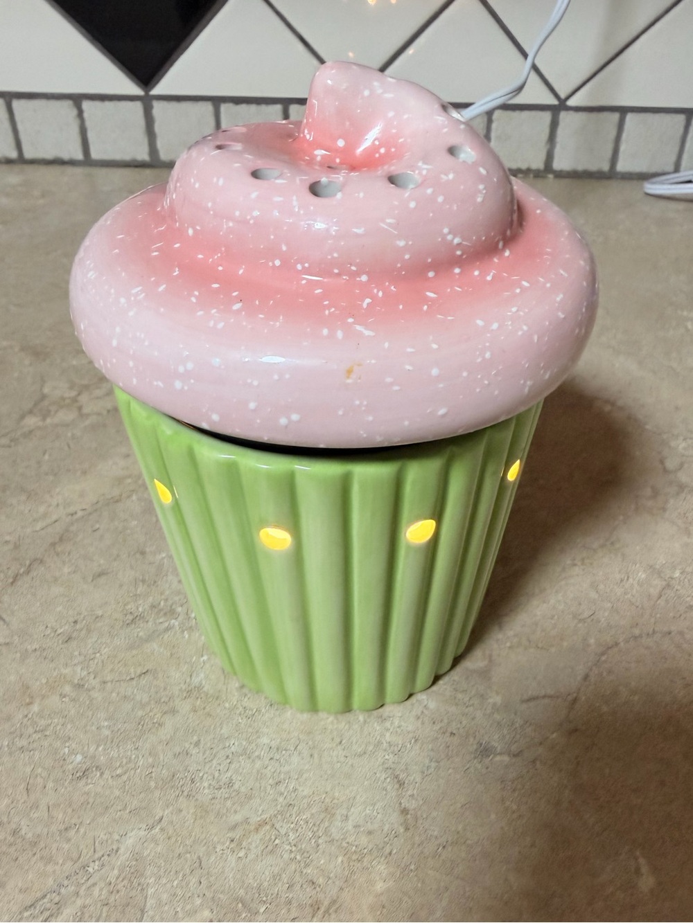 SCENTSY mid Size retired Cupcake ceramic wax warmer